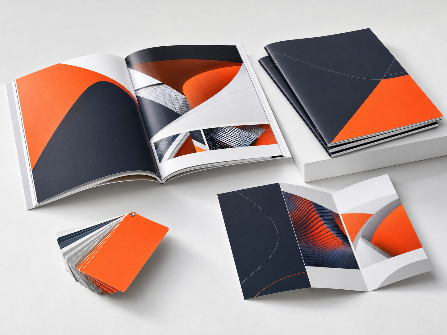 Mockup catalogue, brochure gấp và bảng mẫu giấy màu cam xanh